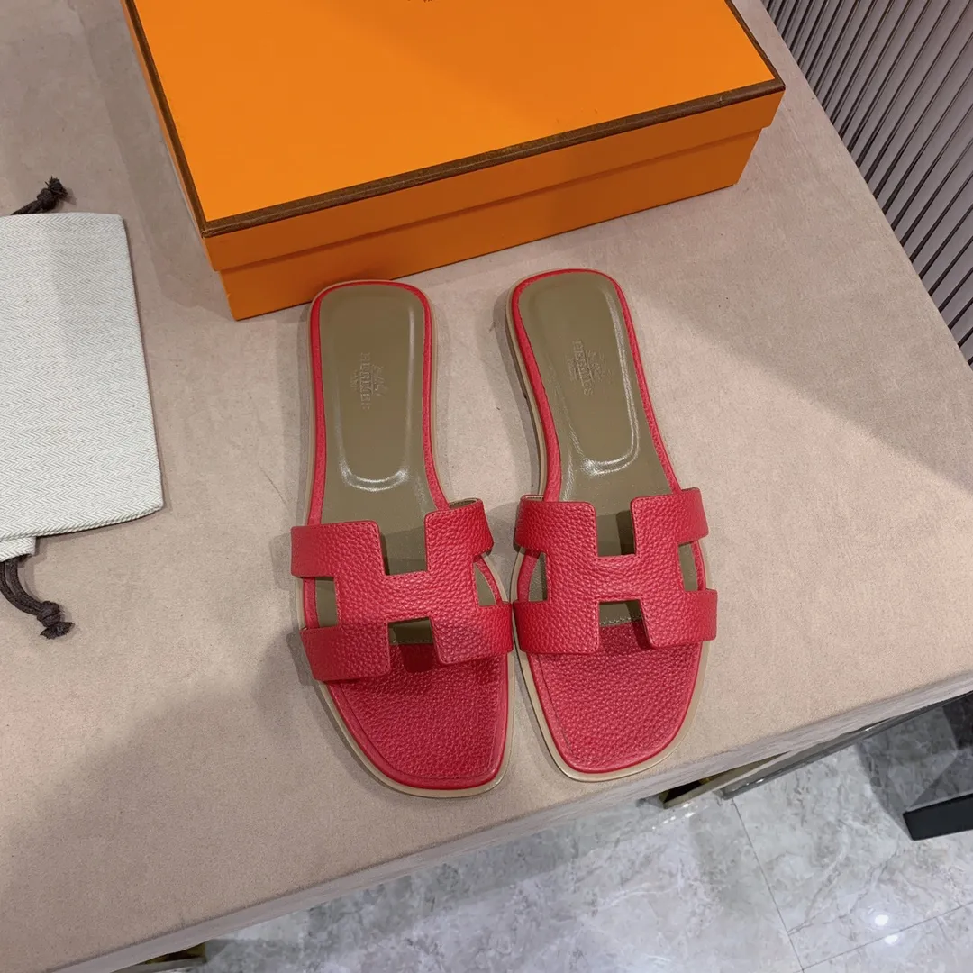 👟👟Ex-factory price 480👟👟 Litchi pattern cowhide series Newly revised version (Hermès) Packaging upgrade, version workmanship and material upgrade Hermes The highest version of handmade shoes in the market Top product Hermès H slippers Flat slippers —————————— The most classic, real handmade shoes, even the number of stitches is the same as the original version, purely handmade by masters The highest version in the industry Italian imported cowhide + original customized Australian sheepskin feet + genuine leather outsole, top exclusive packaging box 35-39 (34.40.41.42 custom-made, non-refundable)